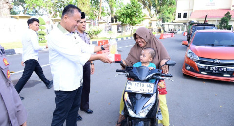 Ditreskrimsus dan Bidhumas Polda Jambi Gelar Giat Berbagi Takjil