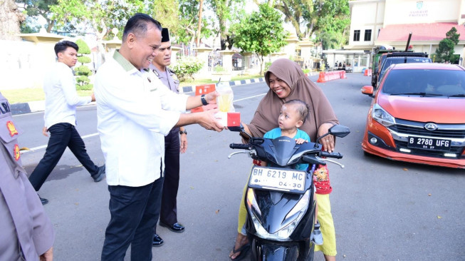 Ditreskrimsus dan Bidhumas Polda Jambi Gelar Giat Berbagi Takjil
