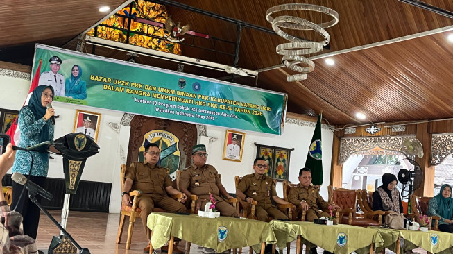 Zulva Fadhil Buka Bazar UP2K PKK Batang Hari: Ajak OPD Dukung Produk UMKM Lokal