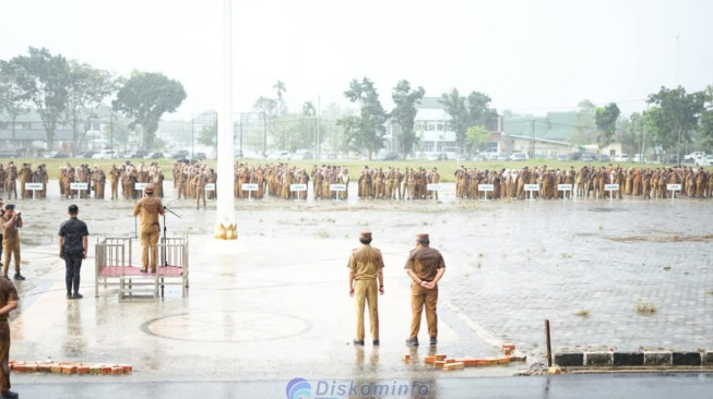 Diguyur Hujan, Bupati Muaro Jambi, Dr. Bambang Bayu Suseno Pimpin Apel Perdana Pasca libur Hari Raya Idul Fitri 1447 Hijriah/2026