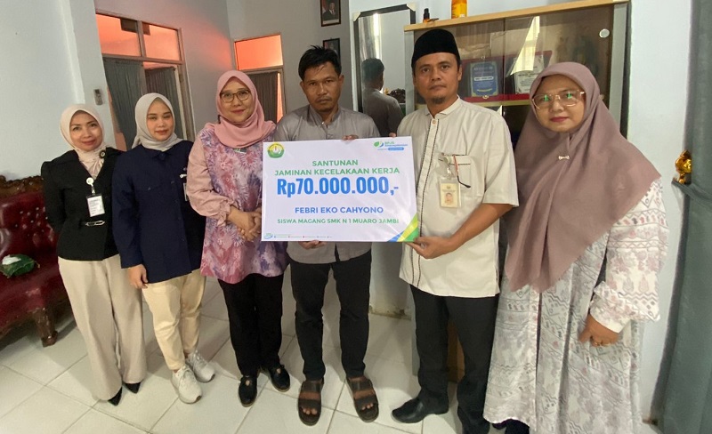 BPJS Ketenagakerjaan Muaro Jambi menyerahkan santunan Jaminan Kecelakaan Kerja (JKK) kepada ahli waris pelajar Muaro Jambi yang meninggal dunia saat pulang magang | foto : dod