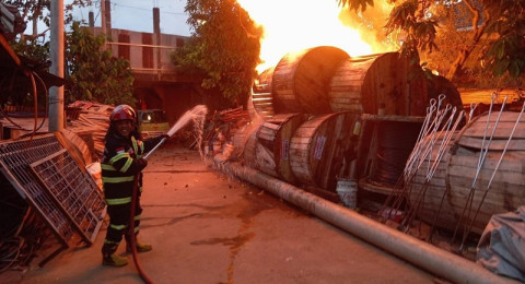 Gudang Kabel di Jambi Timur Ludes Terbakar, Warga Panik