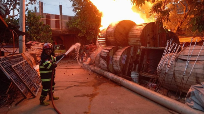 Gudang Kabel di Jambi Timur Ludes Terbakar, Warga Panik