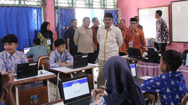 Bupati Anwar Sadat Pantau Tes Akademik SMP, Strategi Cetak Siswa Masuk Sekolah Unggulan