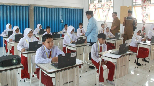 Bupati Anwar Sadat Tinjau Langsung Ujian Siswa Kelas VI
