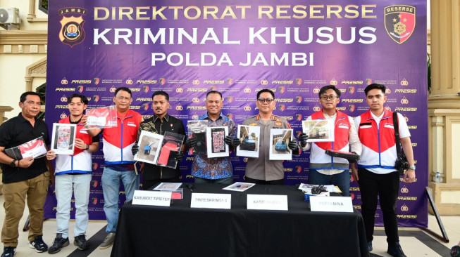 Polda Jambi Ungkap Dugaan Tindak Pidana Migas, Pelangsiran Solar Subsidi di SPBU Lubuk Landai, Penampung Minyak Lagi Duburu Polisi.