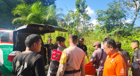 Warga Aur Berduri Digemparkan Penemuan Mayat Buruh Tani Tertindih Motor, Diduga Akibat Sakit Jantung