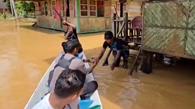 Polri Bersama Stakeholder Tangani Banjir di Merangin dan Sarolangun, Warga Diimbau Tetap Waspada