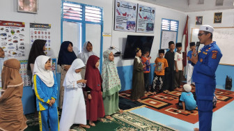 Ditpolairud Polda Jambi Gelar Kegiatan Di Rumah Baca Bhayangkara Bahari, Tanamkan Nilai Religi dan Edukasi bagi Anak Pesisir Sungai Batanghari