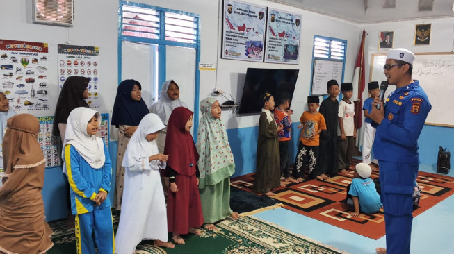 Ditpolairud Polda Jambi Gelar Kegiatan Di Rumah Baca Bhayangkara Bahari, Tanamkan Nilai Religi dan Edukasi bagi Anak Pesisir Sungai Batanghari