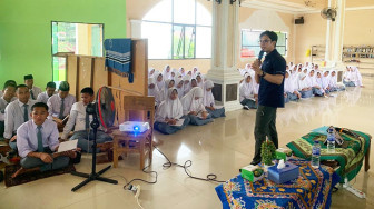 Gaya Hidup Sehat ala Pesantren, Santri Al-Kinanah Latihan Bangun Tubuh Ideal
