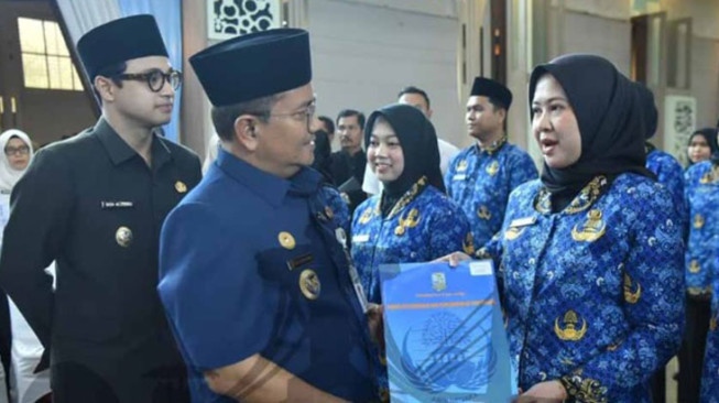 Serahkan SK PNS Baru, Wali Kota Maulana Ingatkan Amanah dan Proses Seleksi Murni