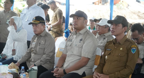 Wamentan Sudaryono Pimpin Gerakan Tanam Padi di Batang Hari