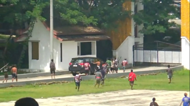 Kericuhan di Kantor Bupati Merangin: Massa SAD Rusak Mobil Polisi dan Letuskan Senjata Api