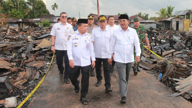 Bupati Anwar Sadat dan Katamso Dampingi Gubernur Jambi Tinjau Kebakaran Teluk Nilau
