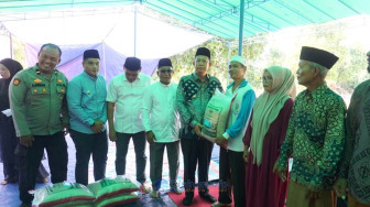Bupati Muaro Jambi Dorong Ketahanan Pangan Melalui Tradisi Adat dan Pembagian Benih Padi