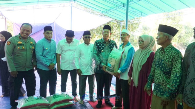 Bupati Muaro Jambi Dorong Ketahanan Pangan Melalui Tradisi Adat dan Pembagian Benih Padi
