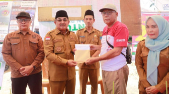 Gandeng Guru dan Dinas Pendidikan, Bupati Tanjung Jabung Barat Bantu Pemulihan Usaha Korban Kebakaran