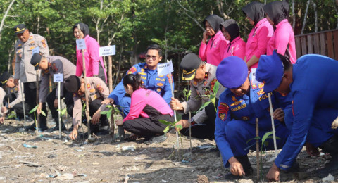 Menjelang HUT Bhayangkara ke-80, Ditpolairud Polda Jambi dan Polres Tanjab Barat Tanam 2.000 Mangrove serta Tebar 2.000 Bibit Ikan