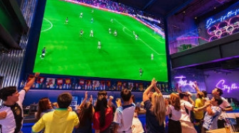 Tradisi Nobar Sepak Bola yang Masih Populer di Berbagai Daerah