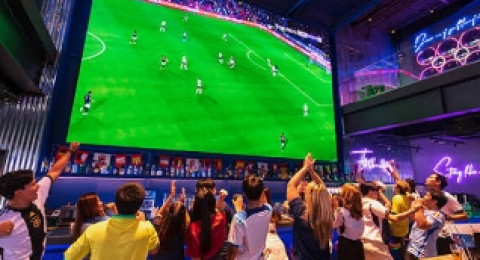 Tradisi Nobar Sepak Bola yang Masih Populer di Berbagai Daerah