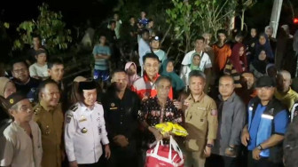 Gubernur Jambi Salurkan Bantuan di Pulau Bayur, Janji Bangun Jembatan Baru Tahan Banjir