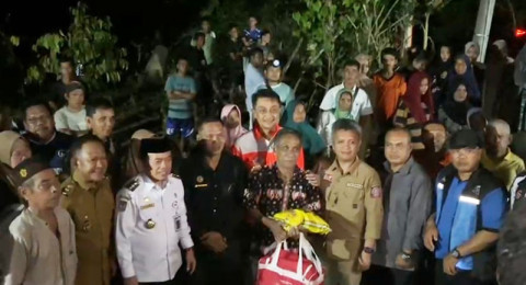 Gubernur Jambi Salurkan Bantuan di Pulau Bayur, Janji Bangun Jembatan Baru Tahan Banjir