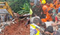 Tragedi Longsor Tanah Sepenggal, Satu Keluarga Tertimbun, Bocah 11 Tahun Ditemukan Meninggal Dunia