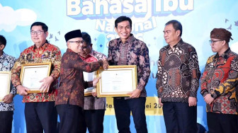 Bupati Batang Hari Terima Penghargaan Nasional atas Dukungan Pelestarian Bahasa Daerah