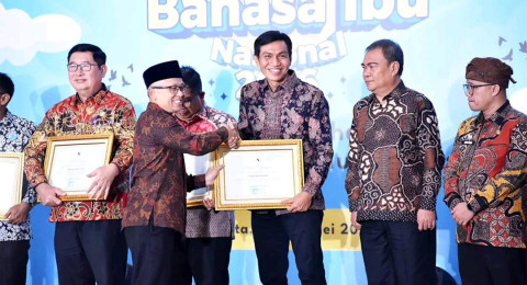 Bupati Batang Hari Terima Penghargaan Nasional atas Dukungan Pelestarian Bahasa Daerah