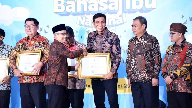 Bupati Batang Hari Terima Penghargaan Nasional atas Dukungan Pelestarian Bahasa Daerah