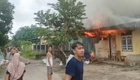 Kebakaran Hanguskan Bedeng Dua Pintu di Paal Merah