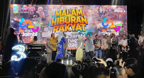 Lautan Manusia Padati Tugu Keris Siginjai, Malam Hiburan Rakyat Puncak HUT ke-80 Kota Jambi