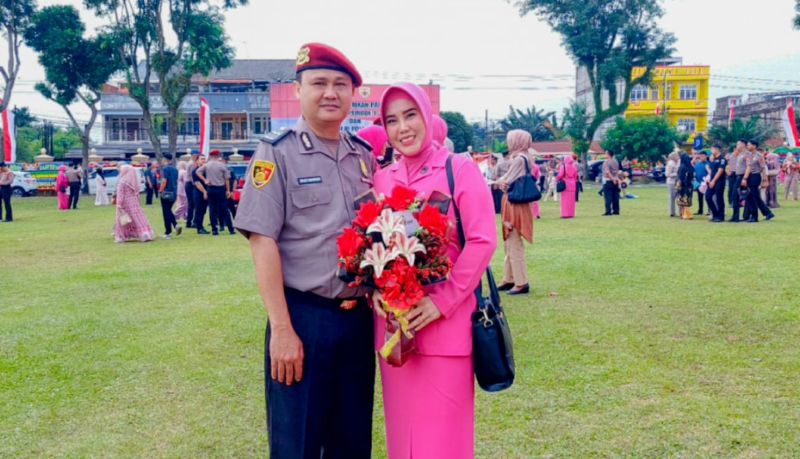 Aipda Zecky Ardopera SH bersama istri