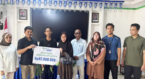 BPJS Ketenagakerjaan Batang Hari Serahkan Santunan JKM dan Gelar Employee Volunteering di Desa Muara Singoan