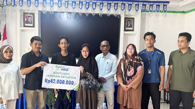 BPJS Ketenagakerjaan Batang Hari Serahkan Santunan JKM dan Gelar Employee Volunteering di Desa Muara Singoan