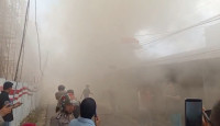 Asrama Polda Jambi Terbakar, Petugas Damkar Nyaris Pingsan