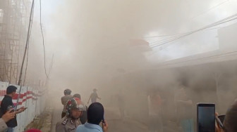 Asrama Polda Jambi Terbakar, Petugas Damkar Nyaris Pingsan