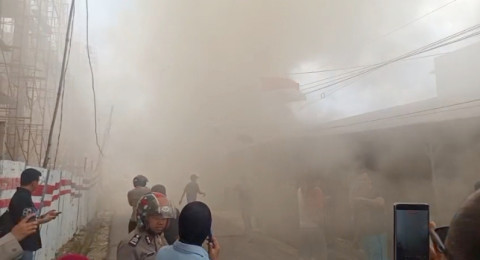 Asrama Polda Jambi Terbakar, Petugas Damkar Nyaris Pingsan