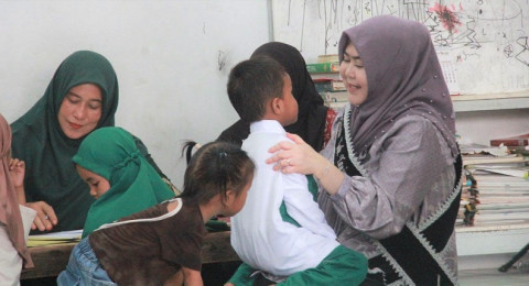 Kisah Fadhilah Sadat Jemput Asa Anak Suku Duano, Daftarkan Sekolah hingga Urus Akta Kelahiran