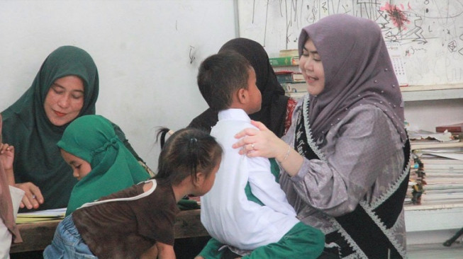 Kisah Fadhilah Sadat Jemput Asa Anak Suku Duano, Daftarkan Sekolah hingga Urus Akta Kelahiran