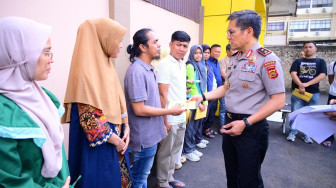 Kapolda Jambi Berikan Tali Asih kepada Korban Kebakaran Aspol Polda Jambi, Wujud Kepedulian dan Empati Polri