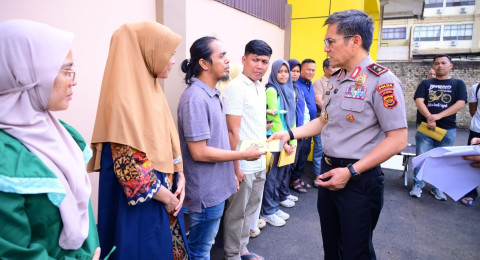 Kapolda Jambi Berikan Tali Asih kepada Korban Kebakaran Aspol Polda Jambi, Wujud Kepedulian dan Empati Polri