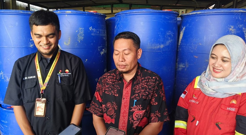 SKK Migas - PetroChina International Jabung Ltd menyerahkan 80 unit drum plastik ke Dinas Lingkungan Hidup (DLH) Tanjabbar.