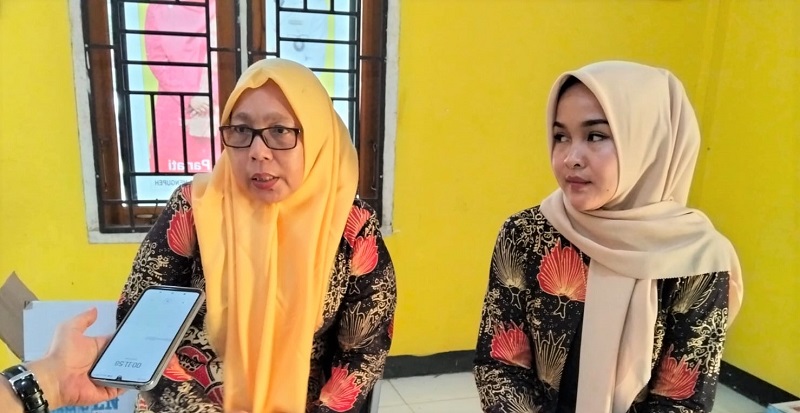 Peserta pelatihan membatik, Intan (kiri) dan Marlina Mutiara (kanan) | foto : tim