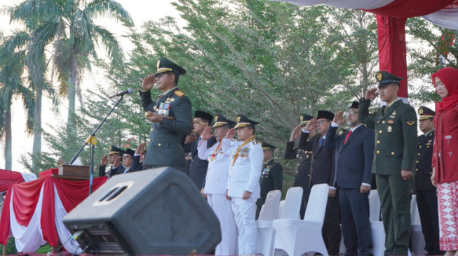 Gubernur Al Haris dan Forkopimda Hadiri Upacara Penurunan Bendera dengan Khidmat, Sampaikan Ucapan Terima Kasih