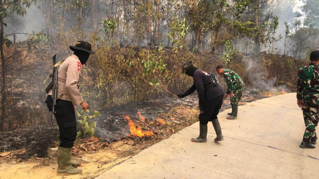 Gerak Cepat Satgas Karhutla Polda Jambi Kendalikan Kebakaran di Tahura Batang Hari