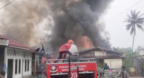 Pemukiman Padat di Cempaka Putih Terbakar, 19 Rumah Hangus Dilahap Api