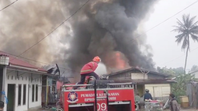 Pemukiman Padat di Cempaka Putih Terbakar, 19 Rumah Hangus Dilahap Api