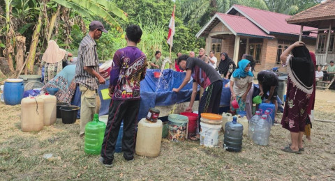 Brimob Jambi Peduli, Salurkan Air Bersih untuk Warga Terdampak Kekeringan